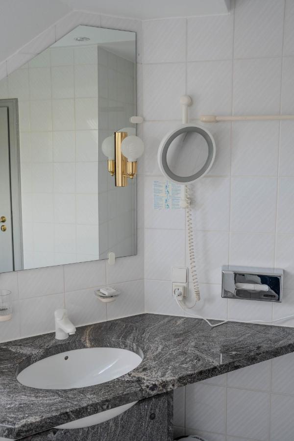 Obrigheim Eventlocation & Hotel Schloss Neuburg מראה חיצוני תמונה